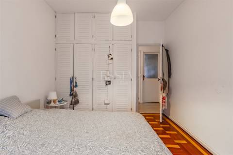 Apartamento T4 nas Antas, junto à Av. Fernão de Magalhães