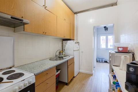 Apartamento T4 nas Antas, junto à Av. Fernão de Magalhães