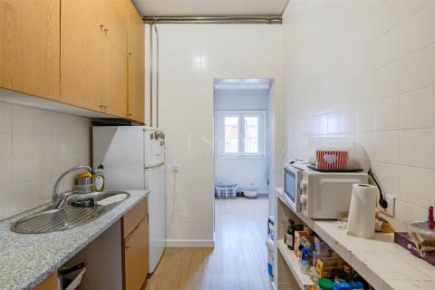 Apartamento T4 nas Antas, junto à Av. Fernão de Magalhães