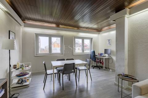 Apartamento T4 nas Antas, junto à Av. Fernão de Magalhães