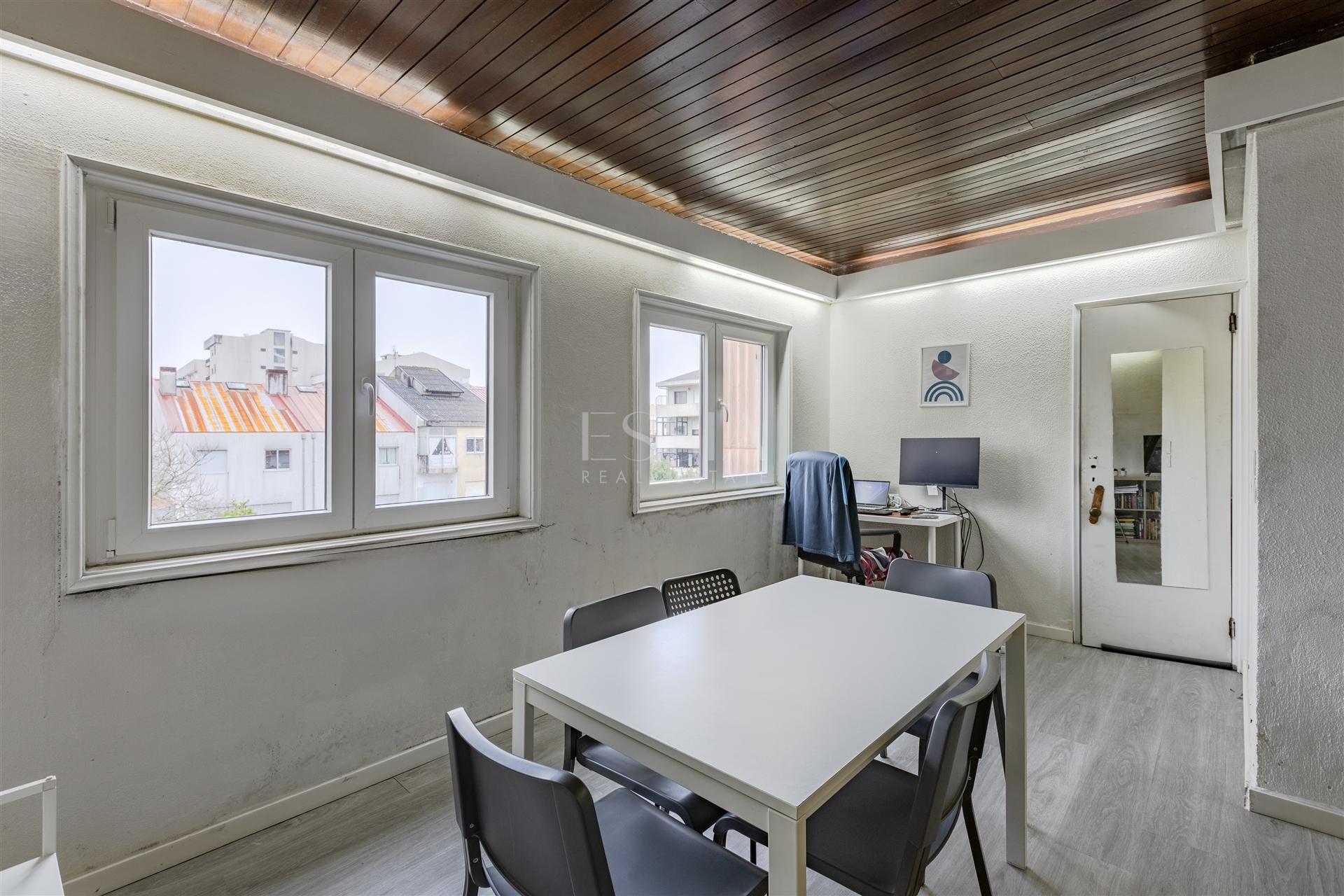 Apartamento T4 nas Antas, junto à Av. Fernão de Magalhães