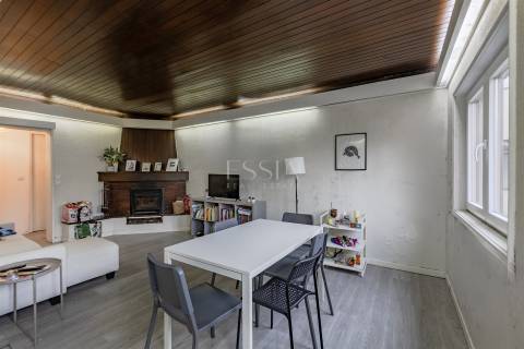 Apartamento T4 nas Antas, junto à Av. Fernão de Magalhães