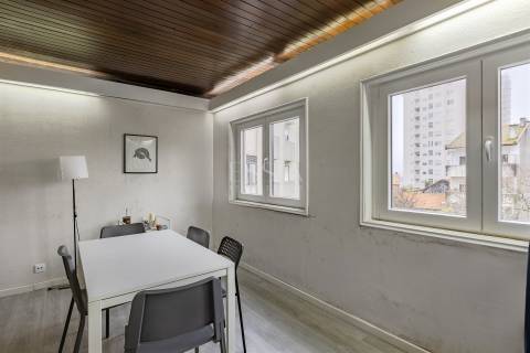 Apartamento T4 nas Antas, junto à Av. Fernão de Magalhães