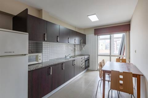 Apartamento T2 Triplex Renovado com Terraço em Serpa Pinto, Porto