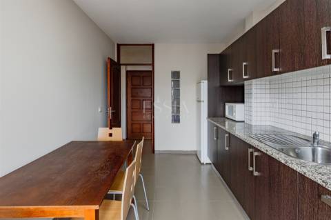 Apartamento T2 Triplex Renovado com Terraço em Serpa Pinto, Porto