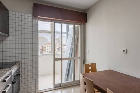 Apartamento T2 Triplex Renovado com Terraço em Serpa Pinto, Porto