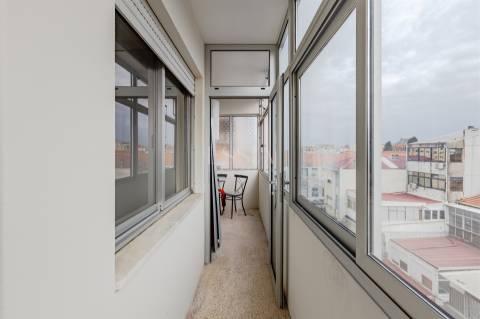 Apartamento T2 Triplex Renovado com Terraço em Serpa Pinto, Porto