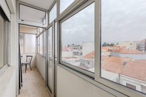 Apartamento T2 Triplex Renovado com Terraço em Serpa Pinto, Porto