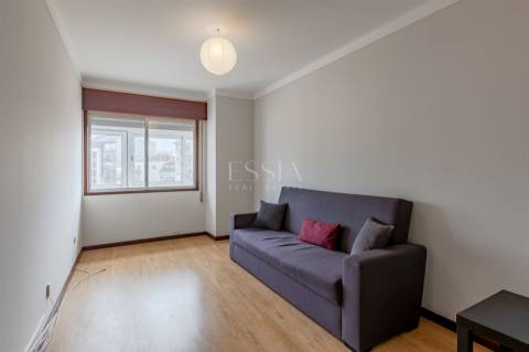 Apartamento T2 Triplex Renovado com Terraço em Serpa Pinto, Porto