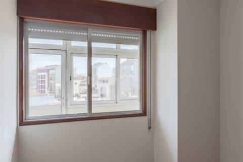 Apartamento T2 Triplex Renovado com Terraço em Serpa Pinto, Porto