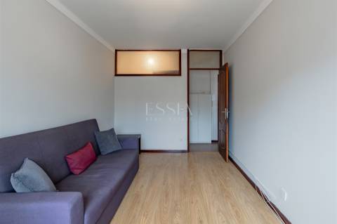 Apartamento T2 Triplex Renovado com Terraço em Serpa Pinto, Porto