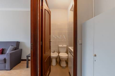 Apartamento T2 Triplex Renovado com Terraço em Serpa Pinto, Porto