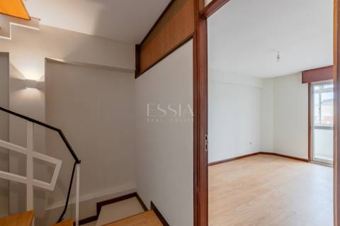 Apartamento T2 Triplex Renovado com Terraço em Serpa Pinto, Porto