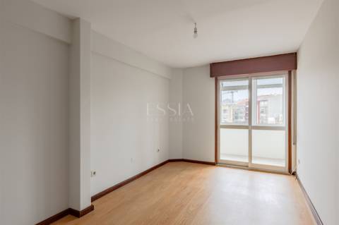 Apartamento T2 Triplex Renovado com Terraço em Serpa Pinto, Porto