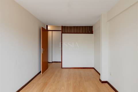 Apartamento T2 Triplex Renovado com Terraço em Serpa Pinto, Porto