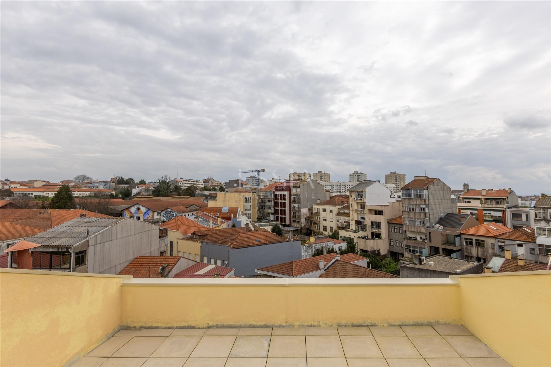 Apartamento T2 Triplex Renovado com Terraço em Serpa Pinto, Porto