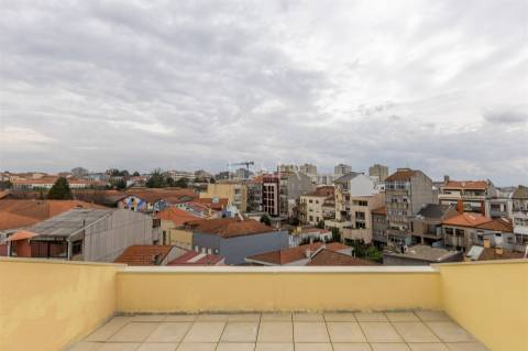 Apartamento T2 Triplex Renovado com Terraço em Serpa Pinto, Porto