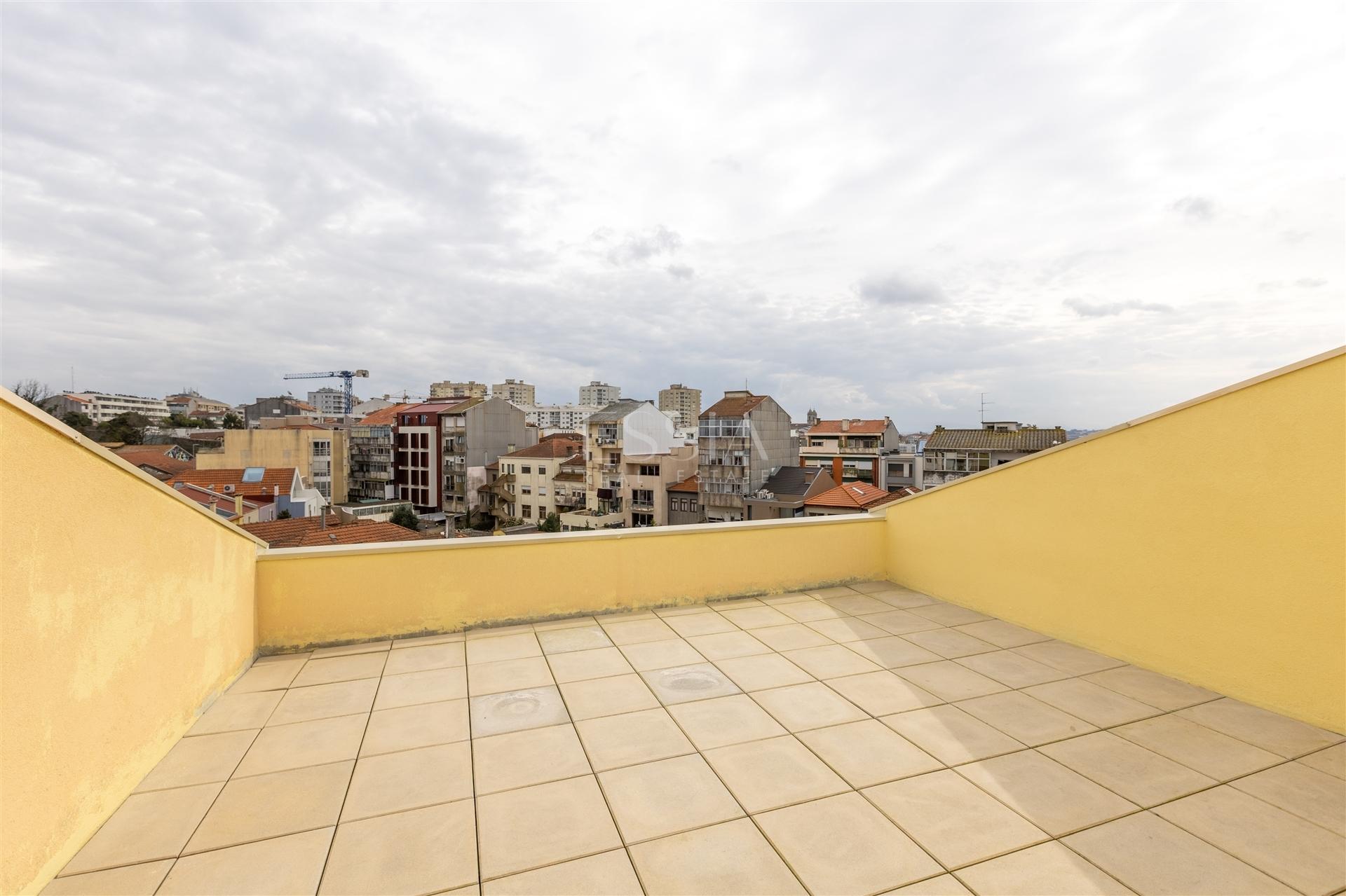 Apartamento T2 Triplex Renovado com Terraço em Serpa Pinto, Porto