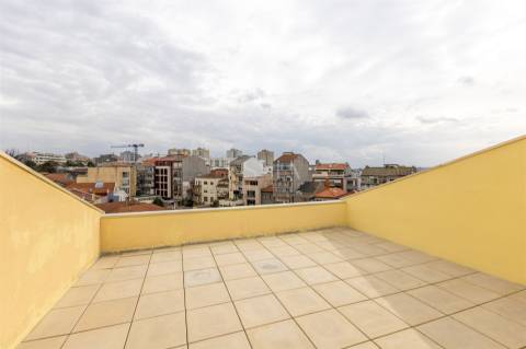 Apartamento T2 Triplex Renovado com Terraço em Serpa Pinto, Porto