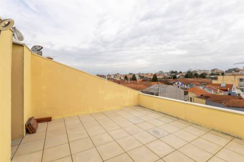 Apartamento T2 Triplex Renovado com Terraço em Serpa Pinto, Porto