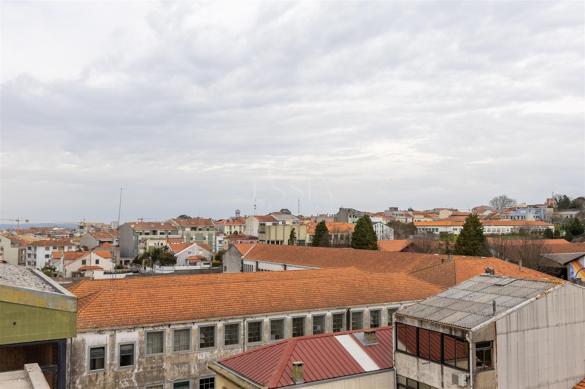 Apartamento T2 Triplex Renovado com Terraço em Serpa Pinto, Porto