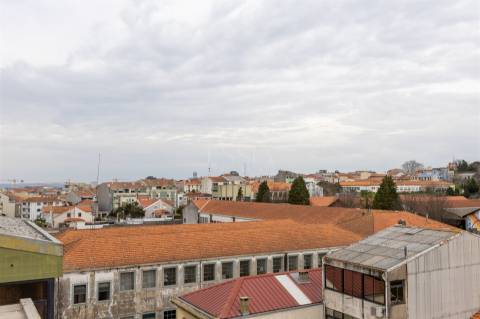 Apartamento T2 Triplex Renovado com Terraço em Serpa Pinto, Porto