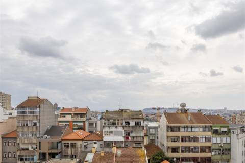 Apartamento T2 Triplex Renovado com Terraço em Serpa Pinto, Porto