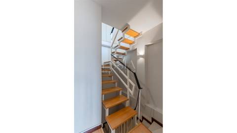 Apartamento T2 Triplex Renovado com Terraço em Serpa Pinto, Porto