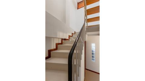 Apartamento T2 Triplex Renovado com Terraço em Serpa Pinto, Porto