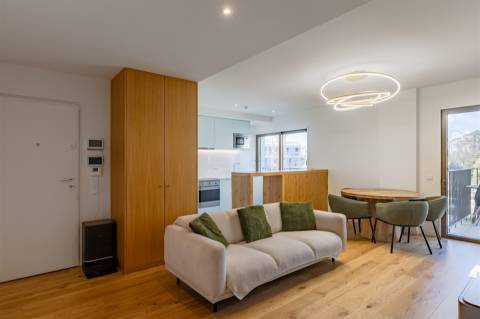 Apartamento T2 com Varanda e Garagem no Antas Atrium