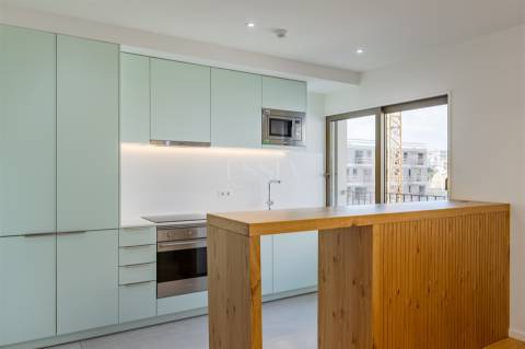 Apartamento T2 com Varanda e Garagem no Antas Atrium