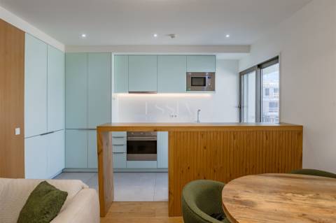 Apartamento T2 com Varanda e Garagem no Antas Atrium