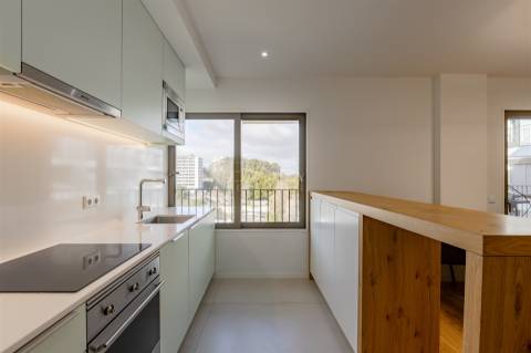 Apartamento T2 com Varanda e Garagem no Antas Atrium