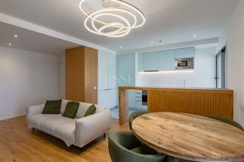 Apartamento T2 com Varanda e Garagem no Antas Atrium