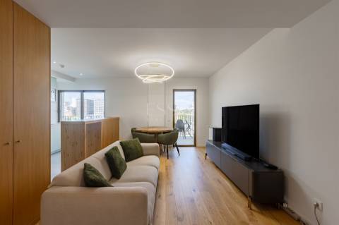 Apartamento T2 com Varanda e Garagem no Antas Atrium