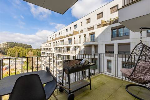 Apartamento T2 com Varanda e Garagem no Antas Atrium