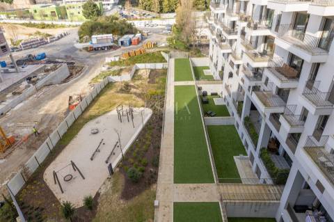 Apartamento T2 com Varanda e Garagem no Antas Atrium