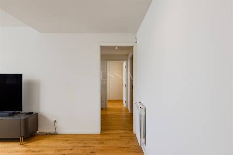 Apartamento T2 com Varanda e Garagem no Antas Atrium