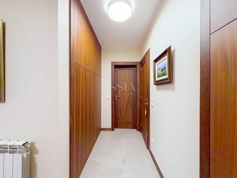 Apartamento T2 Remodelado no Arrábida Place com Garagem