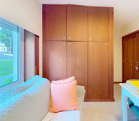 Apartamento T2 Remodelado no Arrábida Place com Garagem