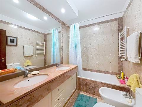 Apartamento T2 Remodelado no Arrábida Place com Garagem