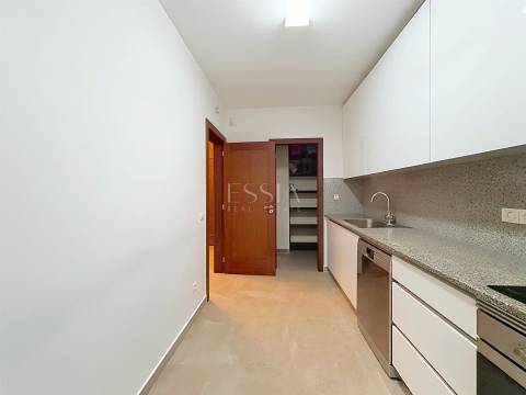 Apartamento T2 Remodelado no Arrábida Place com Garagem