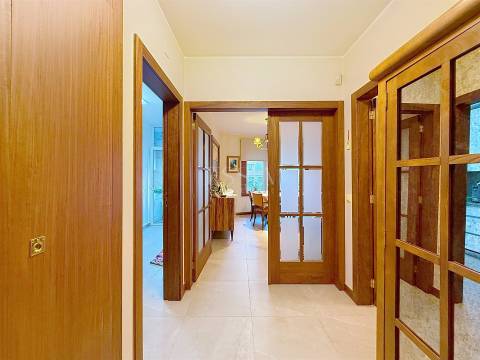 Apartamento T2 Remodelado no Arrábida Place com Garagem