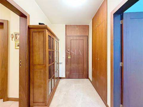 Apartamento T2 Remodelado no Arrábida Place com Garagem