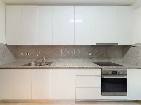 Apartamento T2 Remodelado no Arrábida Place com Garagem