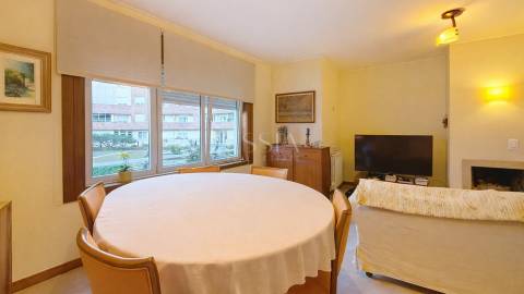 Apartamento T2 Remodelado no Arrábida Place com Garagem