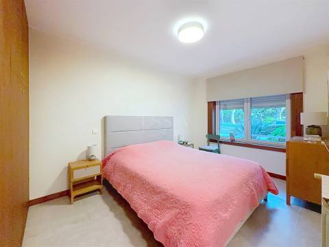 Apartamento T2 Remodelado no Arrábida Place com Garagem