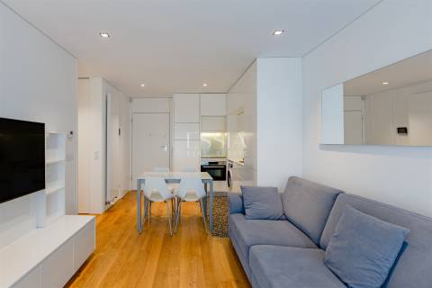 Apartamento T2 com Varanda para Arrendamento nas Antas, Porto
