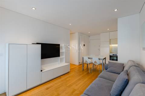 Apartamento T2 com Varanda para Arrendamento nas Antas, Porto