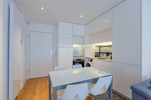 Apartamento T2 com Varanda para Arrendamento nas Antas, Porto